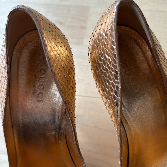 GUCCI authentic gold snakeskin style pumps! Size 6. - Picture 4 of 5